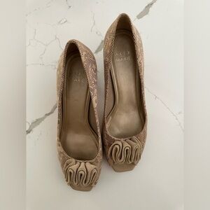 Alex Marie peekaboo toe cream shoes SZ 9 leather ruffle accent snakeskin pattern